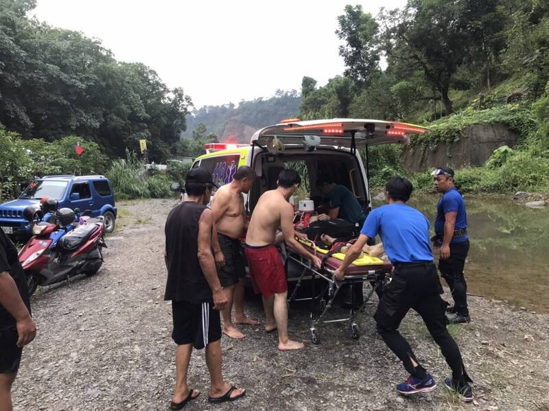 瑪家鄉牛角灣溪昨天傳出溺水死亡案件。（屏東消防局提供）