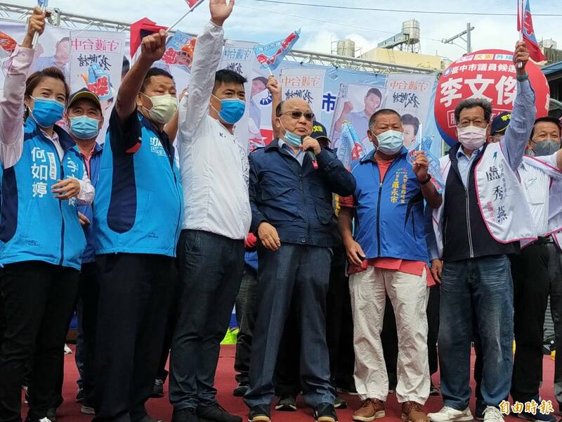 前市長胡志強（右三）展現與李榮鴻好交情，站台力挺李文傑（左三）。（記者張軒哲攝）