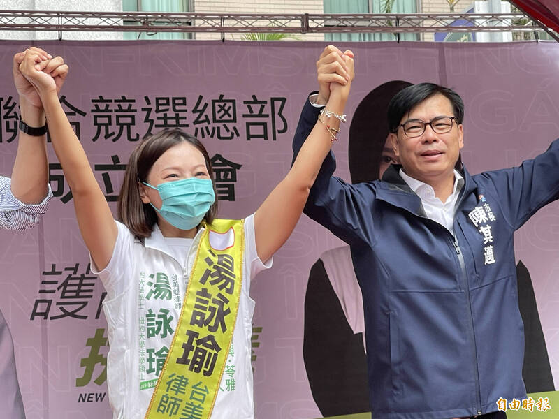 民進黨高雄市長陳其邁、議員參選人湯詠瑜聯合競選總部今天成立。（記者黃良傑攝）