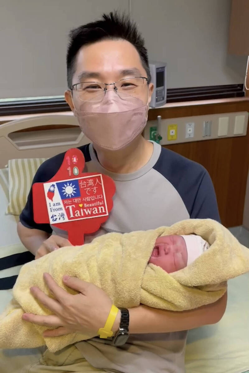 今早在台北長庚誕生的國慶女寶寶。（長庚醫院提供）