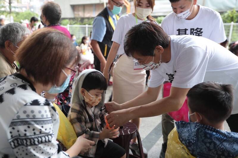 民進黨基隆市長參選人蔡適應今天(10日)提出一區一托嬰政見,蔡適應表示,未來他當選基隆市長後,要在基隆各個行政區建立至少一個公共托嬰中心,以及輔導準公共化托嬰中心,減輕年輕家庭的負擔。(圖為蔡適應提供) 民進黨基隆市長參選人蔡適應今天(10日)提出一區一托嬰政見,蔡適應表示,未來他當選基隆市長後,要在基隆各個行政區建立至少一個公共托嬰中心,以及輔導準公共化托嬰中心,減輕年輕家庭的負擔。(圖為蔡適應提供)