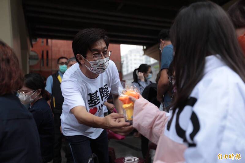 民進黨基隆市長參選人蔡適應今天(10日)提出一區一托嬰政見,蔡適應表示,未來他當選基隆市長後,要在基隆各個行政區建立至少一個公共托嬰中心,以及輔導準公共化托嬰中心,減輕年輕家庭的負擔。(圖為蔡適應提供) 民進黨基隆市長參選人蔡適應今天(10日)提出一區一托嬰政見,蔡適應表示,未來他當選基隆市長後,要在基隆各個行政區建立至少一個公共托嬰中心,以及輔導準公共化托嬰中心,減輕年輕家庭的負擔。(圖為蔡適應提供)