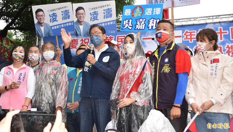 國民黨桃園市長參選人張善政（前排中）參加國旗屋老闆張老旺（前排左2）舉辦的國慶升旗典禮。（記者李容萍攝）