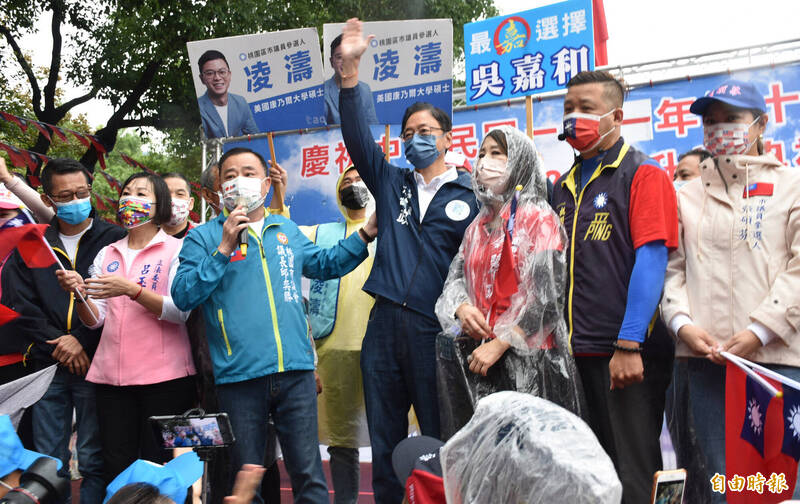 國民黨桃園市長參選人張善政（前排中）、議長邱奕勝（左3）參加國旗屋國慶升旗典禮。（記者李容萍攝）