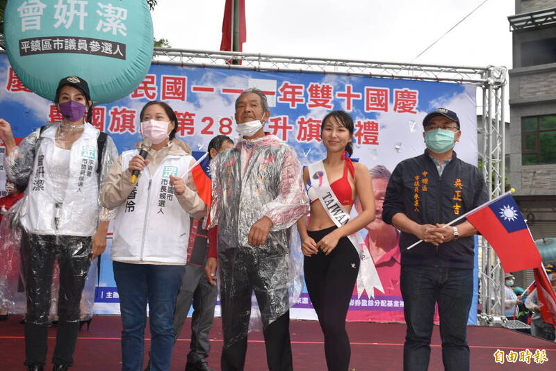 民眾黨桃園市長參選人賴香伶（左2）參加國旗屋升旗，希望大家愛台漢更愛國家，要讓中華民國旗海飄揚下去。 （記者李容萍攝）