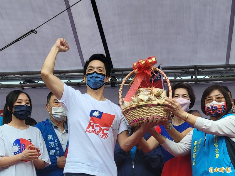 國民黨台北市長參選人蔣萬安今（10）天出席台北市士林北投區議員汪志冰競選連任總部成立大會。（記者何玉華攝）