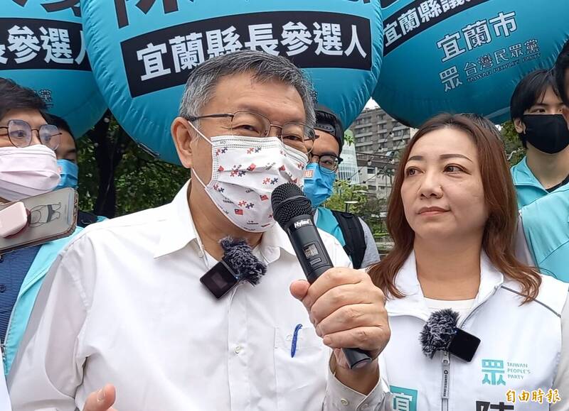 台北市長柯文哲（左）到總統府參加雙十國慶典禮，被指與宋楚瑜互動冷，他指這種解讀是在挑撥離間。（記者江志雄攝）