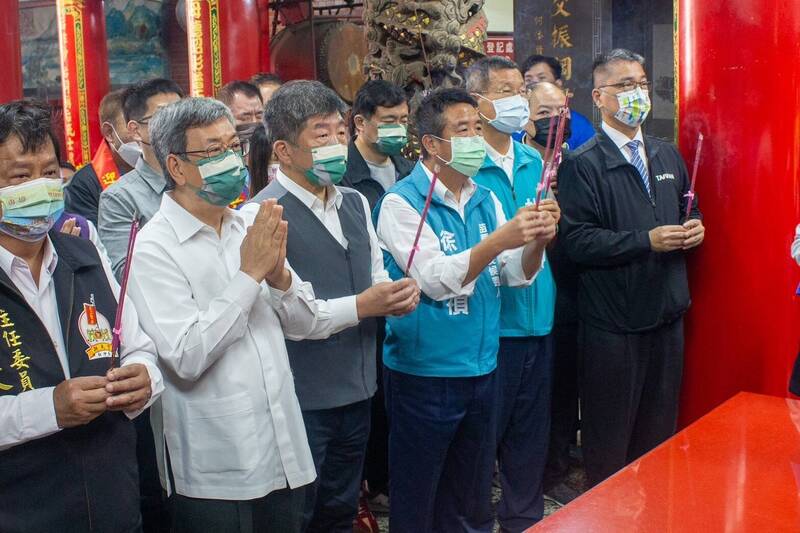 徐定禎、陳時中、陳建仁合體參拜拱天宮。（徐定禎提供）