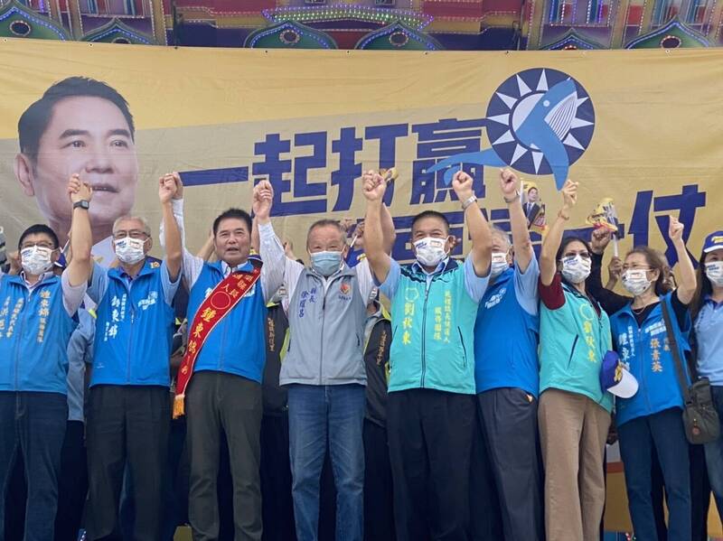 鍾東錦通霄、苑裡總部成立，承諾協助在地建設盼獲支持。（鍾東錦提供）
