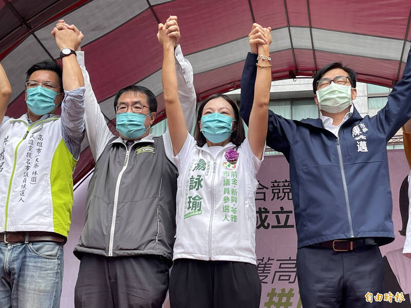 南高「雙市長」同框為湯詠瑜站台，黃偉哲送「下營」醬油祝會贏。（記者黃良傑攝）