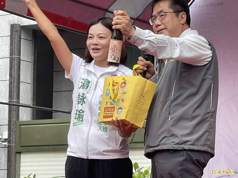 南高「雙市長」同框為湯詠瑜站台，黃偉哲送「下營」醬油祝會贏。（記者黃良傑攝）