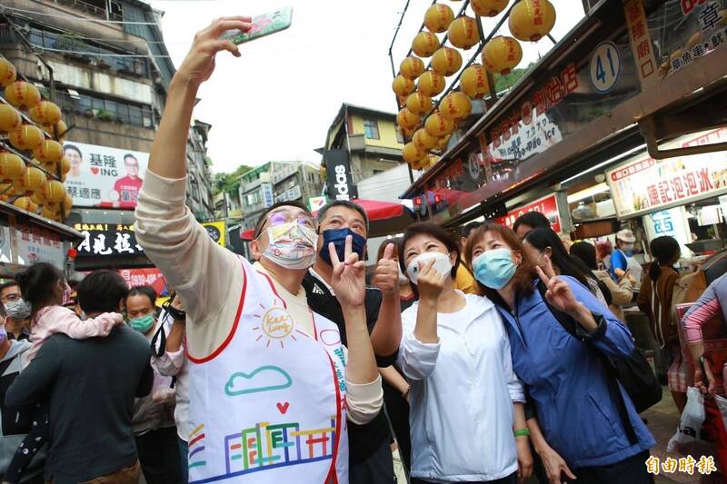 國民黨台中市長盧秀燕今天回到故鄉基隆，陪同國民黨基隆市長參選人謝國樑到廟口夜市掃街，許多民眾看到盧秀燕十分驚喜，要求與謝國樑與盧秀燕合照。（記者俞肇福攝）