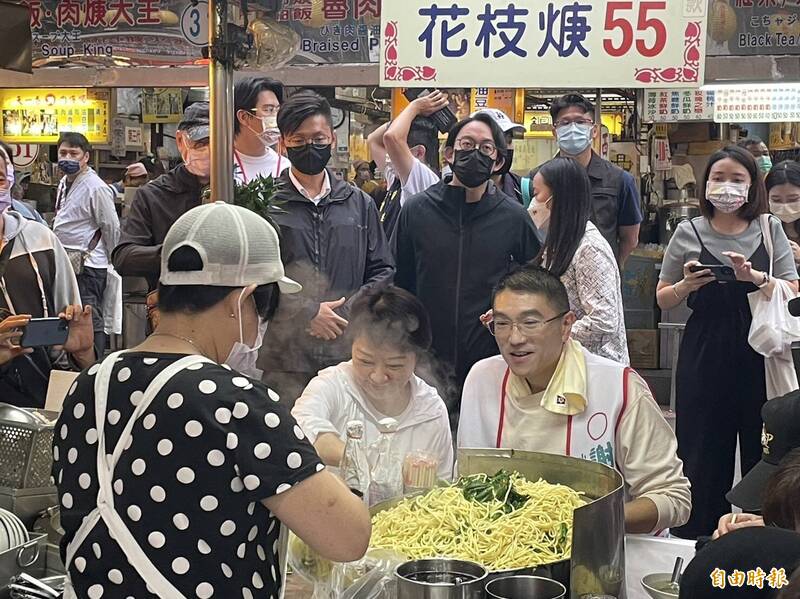 國民黨台中市長盧秀燕今天回到故鄉基隆，陪同國民黨基隆市長參選人謝國樑到廟口夜市掃街，盧秀燕也坐下來品嘗久違的大麵炒、花枝羹美食。（記者俞肇福攝）