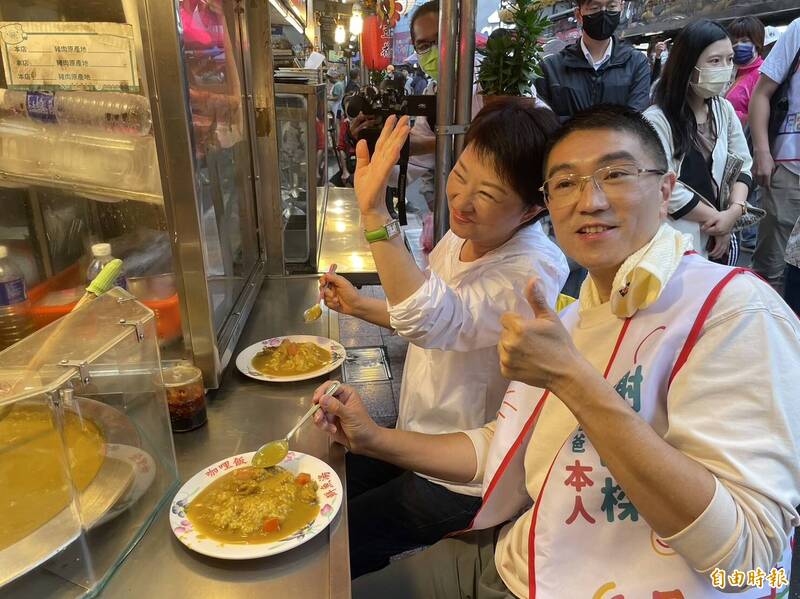國民黨台中市長盧秀燕今天回到故鄉基隆，陪同國民黨基隆市長參選人謝國樑到廟口夜市掃街拜票，盧秀燕也與謝國樑坐下來大快朵頤，品嘗久違的咖哩飯。（記者俞肇福攝）