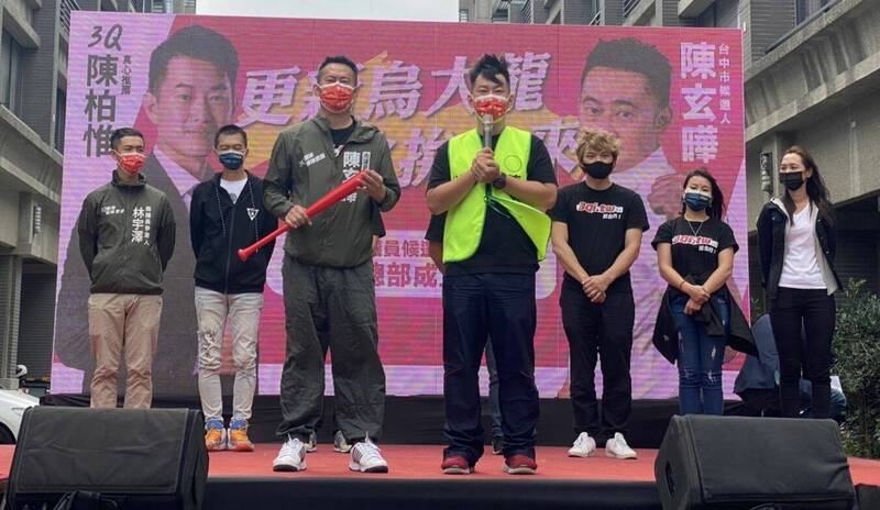 陳玄曄（左）今天舉行競選總部成立大會，陳柏惟（右）送上簽名球棒，象徵「接棒實踐」。（記者陳建志翻攝）
