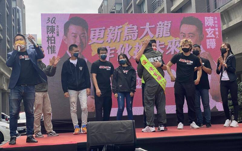 陳玄曄今天舉行競選總部成立大會，陳柏惟上台站台呼籲鄉親幫忙拉票，兩人並在台上相擁打氣。（記者陳建志翻攝）