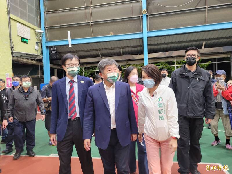 陳時中晚間到文山區出席紙風車劇團首演活動前受訪表示，保家衛國人人有責，並發送小禮物給小朋友。（記者何玉華攝）