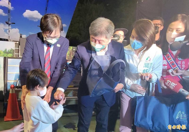 民進黨台北市長參選人陳時中晚間出席簡書培舉辦的紙風車劇團演出活動，分送小朋友禮物。（記者何玉華攝）