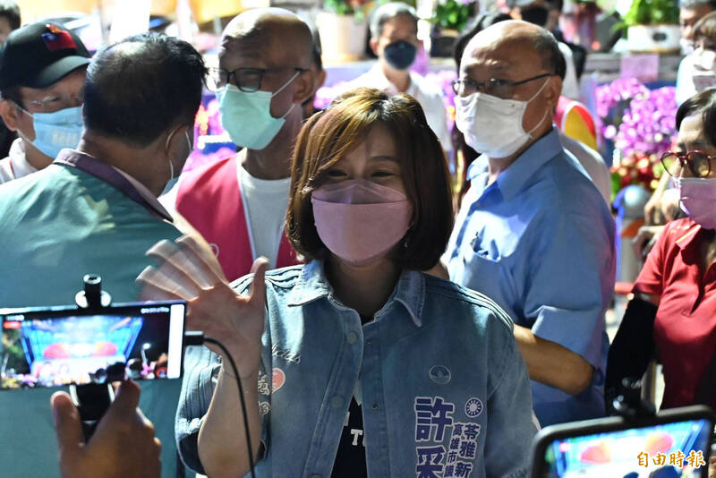 韓國瑜高雄助選起手式給前議長許崑源之女許采蓁。（記者李惠洲攝）