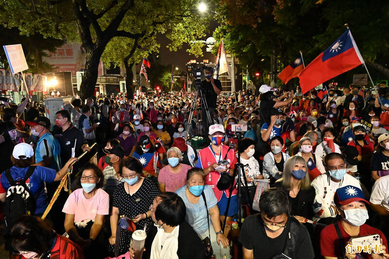 韓國瑜高雄助選起手式給前議長許崑源之女許采蓁。（記者李惠洲攝）