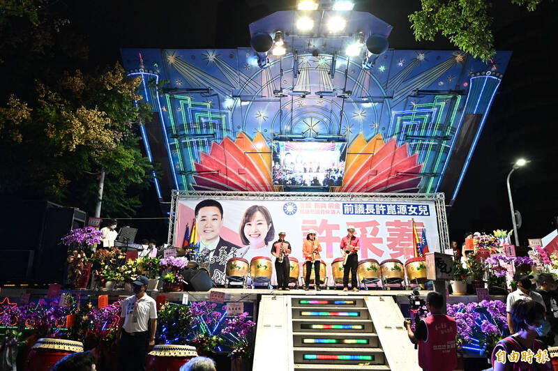 韓國瑜高雄助選起手式給前議長許崑源之女許采蓁。（記者李惠洲攝）