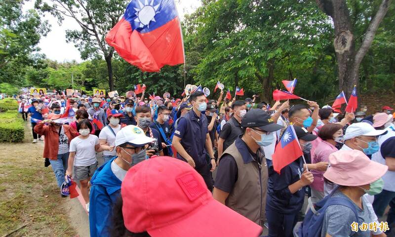 前總統馬英九、前立法院長王金平今與國民黨高雄市長參選人柯志恩及黨籍議員到澄清湖健走，現場齊聚500人揮舞國旗，高喊「柯志恩凍蒜」、齊唱「團結就是力量」等歌曲，展現國民黨團結氣勢。（記者陳文嬋攝）