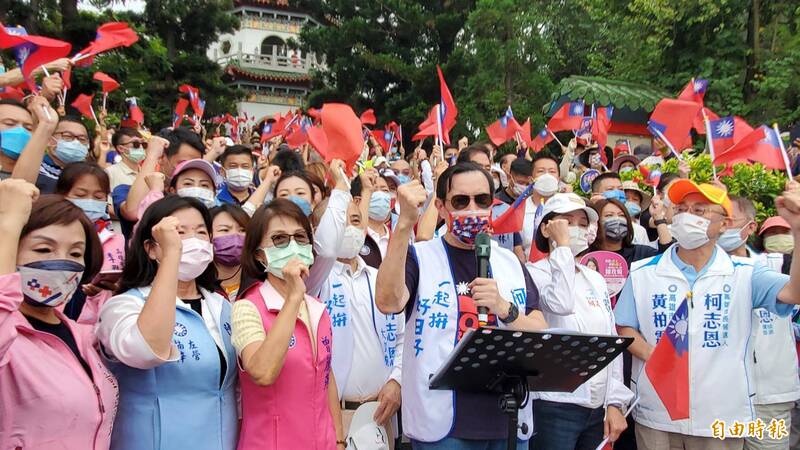 前總統馬英九、前立法院長王金平、國民黨高雄市長參選人柯志恩及黨籍議員齊聚澄清湖中興塔下，高喊「柯志恩凍蒜」，展現國民黨團結氣勢。（記者陳文嬋攝）