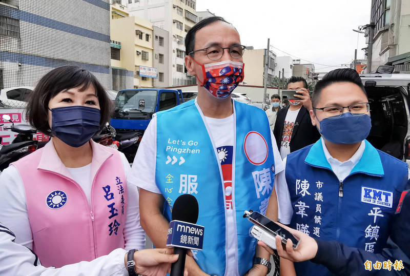 頻回桃園助選，朱立倫（中）受訪表示，桃園需要團結一致爭取勝選。（記者李容萍攝）