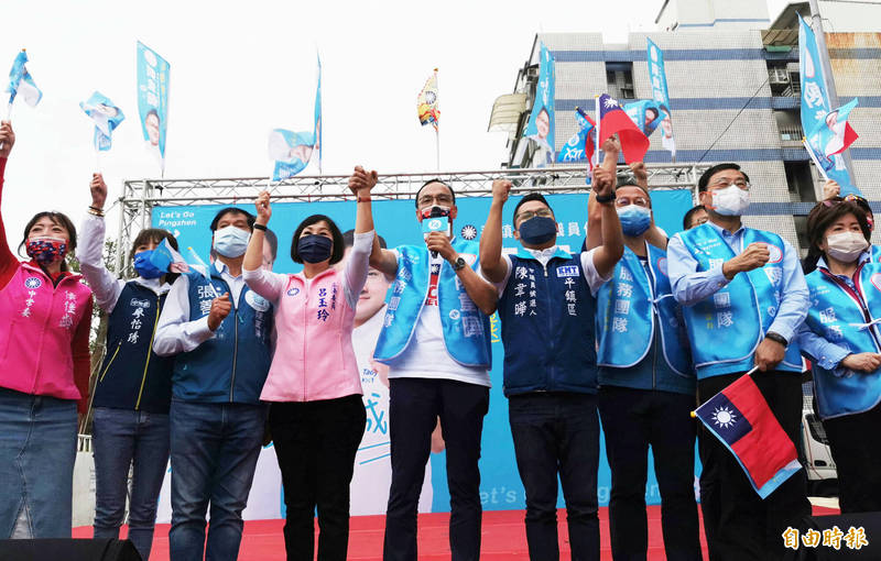 國民黨主席朱立倫（中）返鄉助選，推薦立委呂玉玲（左4）的兒子也是市議員參選人陳韋曄（右4）。（記者李容萍攝）