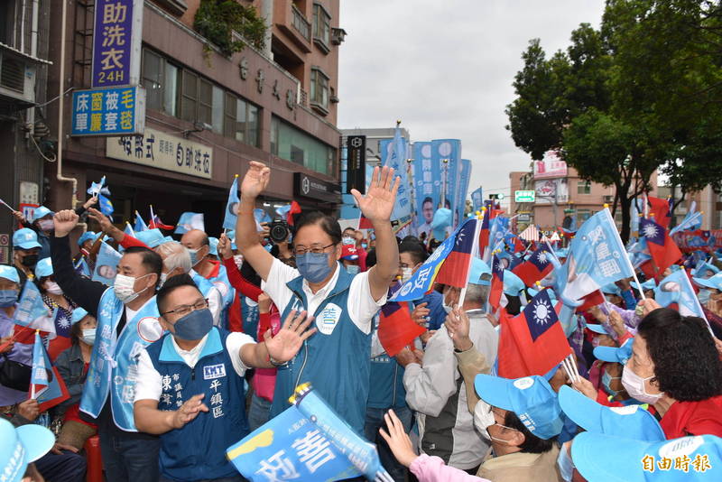 國民黨桃園市長參選人張善政（中）、議長邱奕勝（左1）偕市議員參選人陳韋曄（左2）造勢大進場，走了約10分鐘。（記者李容萍攝）