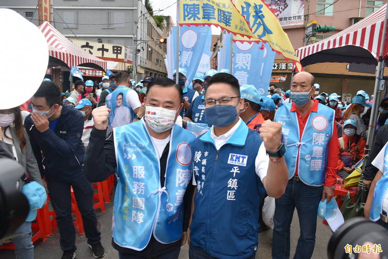 桃園市議會議長邱奕勝（左）現身力挺市議員參選人陳韋曄（右）。（記者李容萍攝）