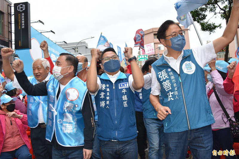 國民黨桃園市長參選人張善政（右）、議長邱奕勝（左）偕市議員參選人陳韋曄（中）造勢大進場，走了約10分鐘。（記者李容萍攝）
