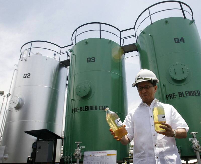菲律賓能源部長拉斐爾·洛蒂拉Raphael Lotilla在馬尼拉的一個油庫進行設施檢查。（路透檔案照）
