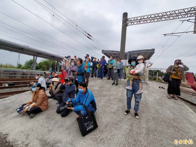 國王級蒸汽火車重返海線,鐵道迷在追分車站月台拍照。(記者張軒哲攝) 國王級蒸汽火車重返海線,鐵道迷在追分車站月台拍照。(記者張軒哲攝)
