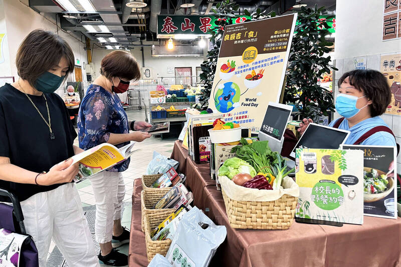 響應「世界糧食日」，新北市立圖書館泰山分館於泰山市場擺設快閃書攤，推廣食農教育。（圖由新北市立圖書館提供）