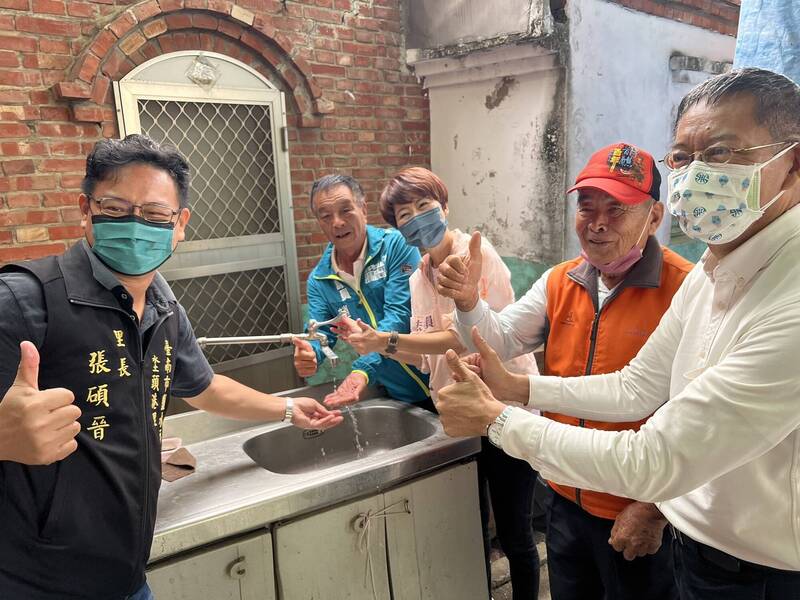 南市鹽水南港里12鄰供水延管工程完工，讓在地8戶居民有乾淨的自來水可用。（陳亭妃提供）