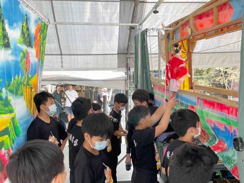 興糖國小學生在雲林國際偶戲節用布袋戲說反毒故事。（教育局提供）