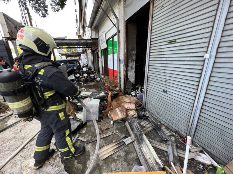 台中市龍井區一間民宅11日下午傳出火警，一樓棄置的廢棄物堆因不明原因起火。（台中消防提供）