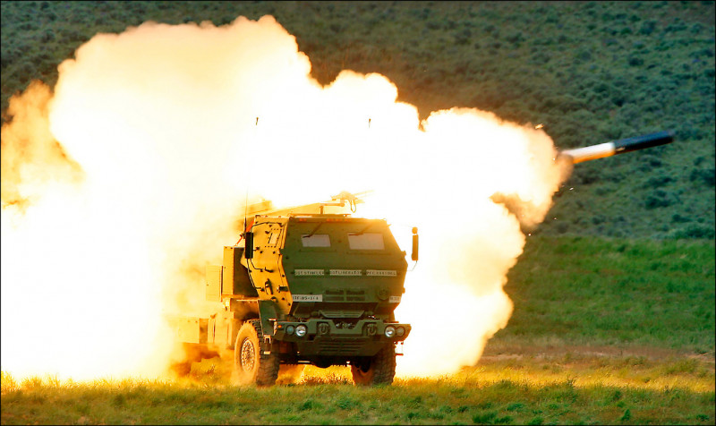 华尔街日报报导，美制高机动性多管火箭系统「海马斯」正改变乌克兰战争面貌，乌军因海马斯而享有战场优势。（美联社档案照）(photo:LTN)
