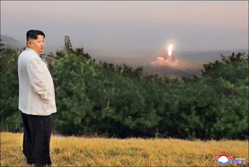 北韩近期在领导人金正恩亲自指挥的「核战术」演习之下，七度发射飞弹。图为他在秘密地点监测飞弹发射。（法新社）(photo:LTN)