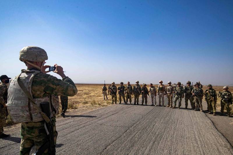一队驻叙利亚美军上週六与俄军巡逻队在哈塞克省的卡塔尼亚镇不期而遇，双方士兵一起拍了一系列合照。（法新社）(photo:LTN)