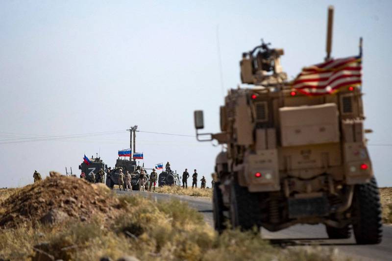 一队驻叙利亚美军与俄军巡逻队8日不期而遇，双方甚至寒暄、合影。（法新社）(photo:LTN)
