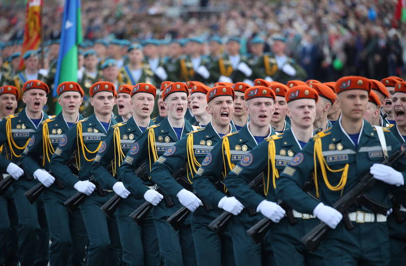 白俄罗斯国防部今日称，与俄罗斯的组建的联合部队仅为「防御性质」。图为2020年参与二战胜利阅兵式的白俄仪队。（欧新社）(photo:LTN)