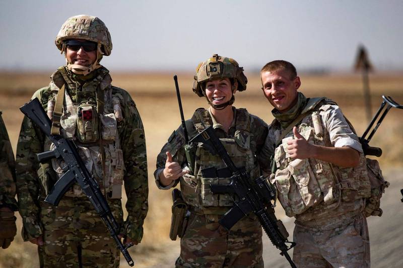 一队驻叙利亚美军与俄军巡逻队8日不期而遇，双方甚至寒暄、合影，笑容灿烂。（法新社）(photo:LTN)