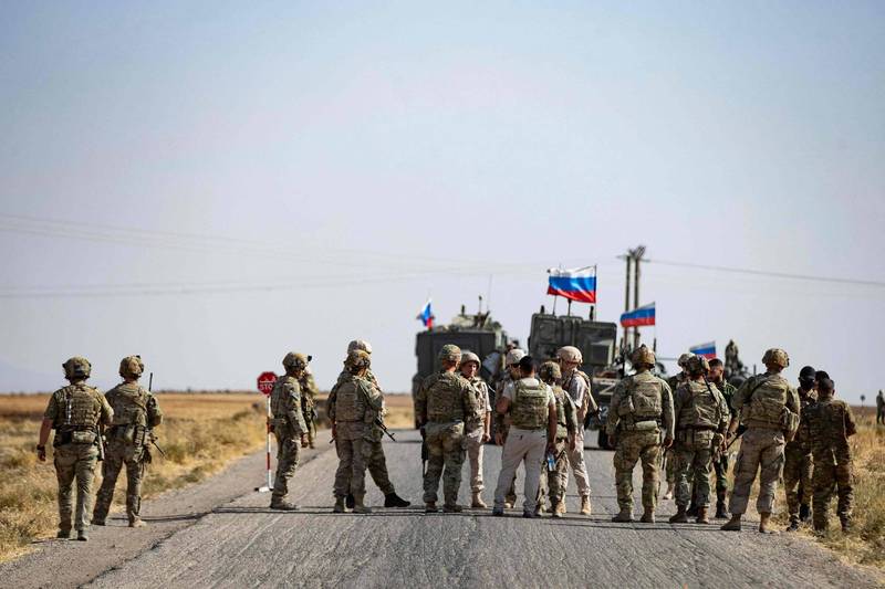 一队驻叙利亚美军上週六与俄军巡逻队在哈塞克省的卡塔尼亚镇不期而遇，两边士兵随即停下车辆，互相寒暄打招唿。（法新社）(photo:LTN)