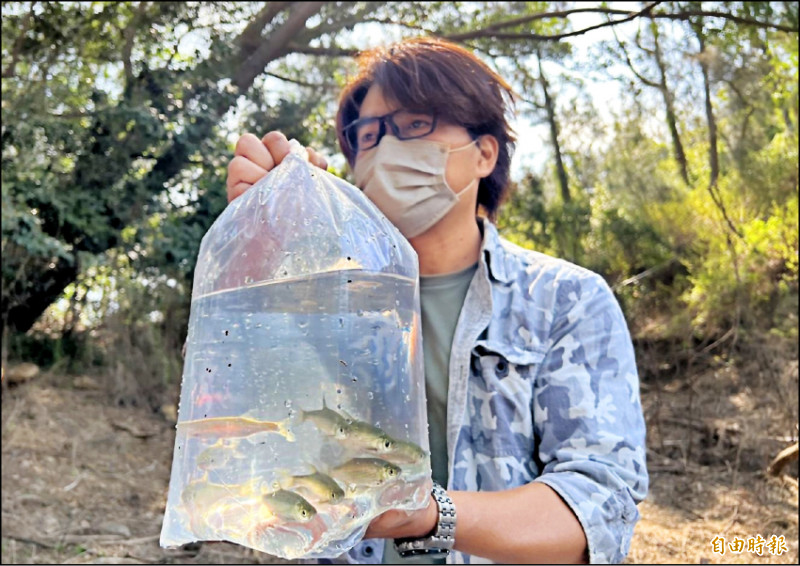 海洋大學海洋生物研究所博士研究生陳光耀表示，大鱗梅氏鯿在台灣本島已完全絕跡。（記者吳正庭攝）