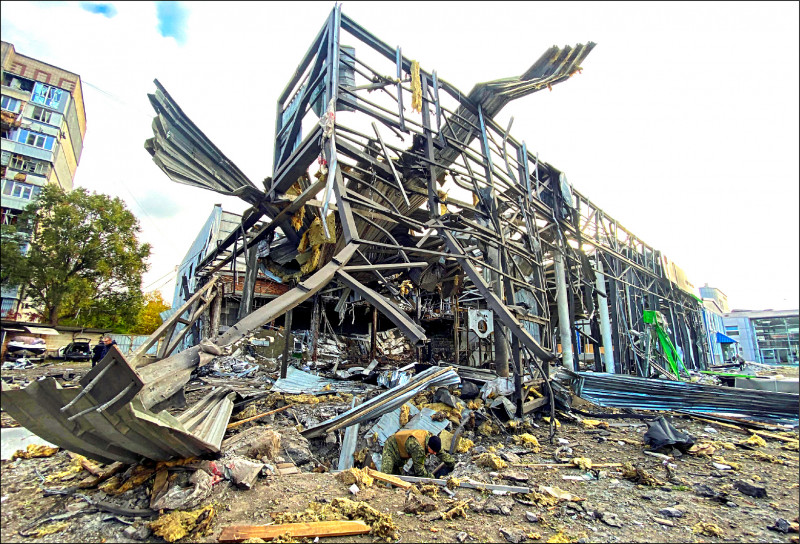 札波罗热一家汽车卖场十一日遭俄军飞弹炸毁。（路透）(photo:LTN)
