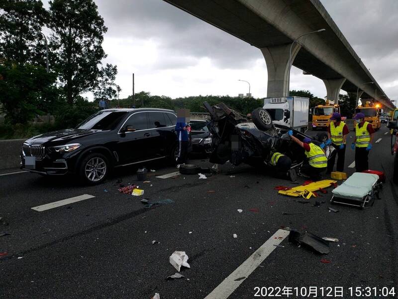 國1北上53.7公里處發生12車事故，有車輛被撞到扭曲變形。（記者鄭淑婷翻攝）
