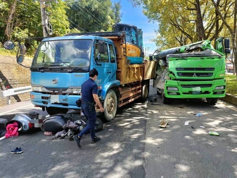 新竹縣竹北市台1線中華路今天（12日）發生一起連環車禍，包括單車、機車、休旅車和大貨車等6車碰撞，造成1名騎士骨折和2人輕傷。（記者廖雪茹翻攝）