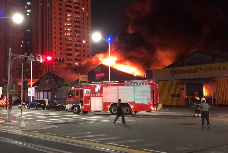 高雄鼓山一汽車生活館深夜大火，消防局出來10多輛消防車搶救。（民眾提供）